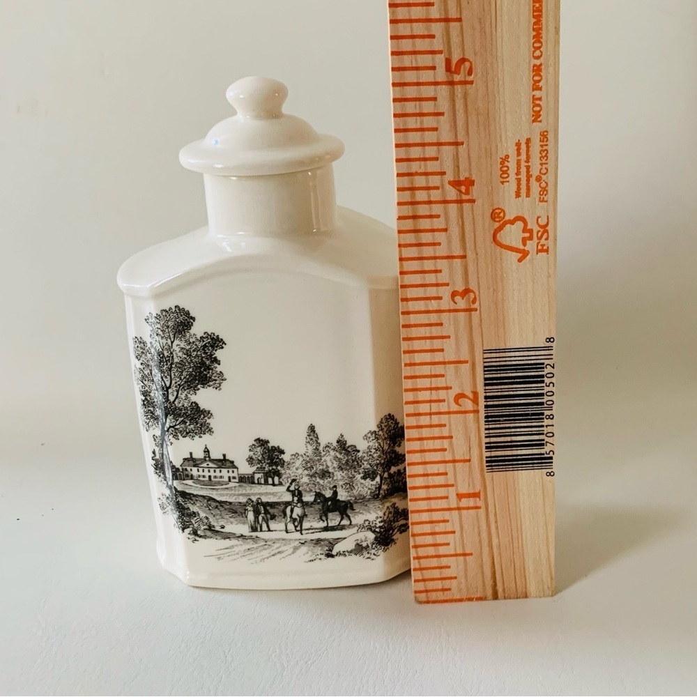 Wedgwood Collectors Society Flask Shape Tea Caddy - Picture 2 of 9